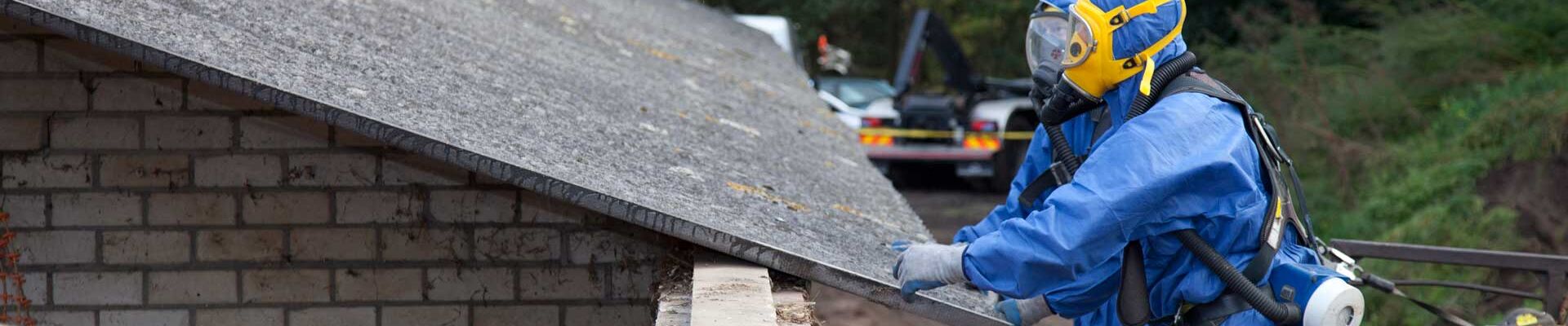 Das Bild für Asbest Sachkunde zeigt zwei Arbeiter in Schutzanzügen und Atemmasken, die ein Dach inspizieren.